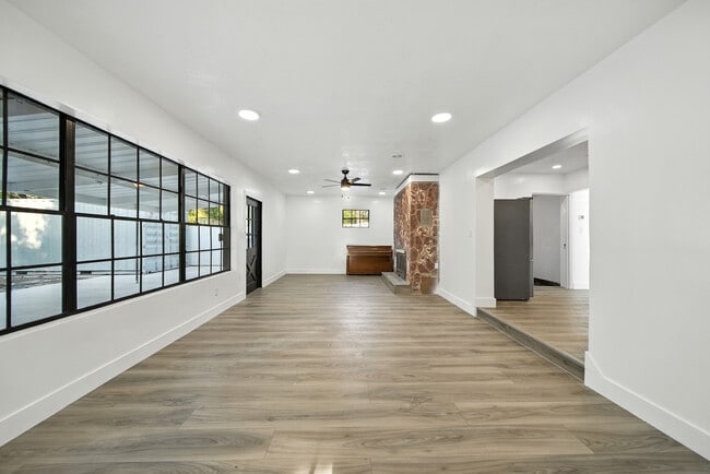 Building Photo - 4613 W Fair Oaks Ave