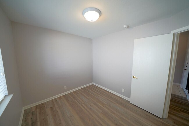 Building Photo - Beautifully Renovated Home Now Available in Converse.  Realtor Commission: $500