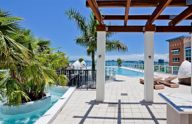 Building Photo - 2020 N Bayshore Dr