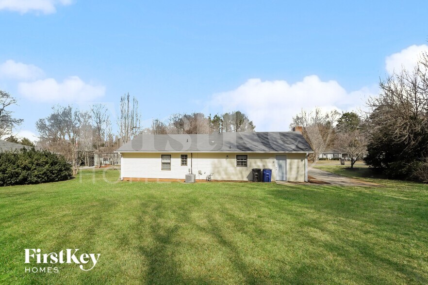 Building Photo - 2016 Claxton Dr SW