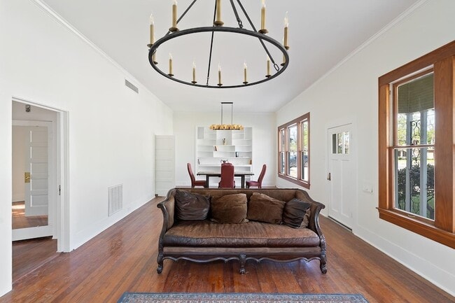 Building Photo - 603 E Losoya St