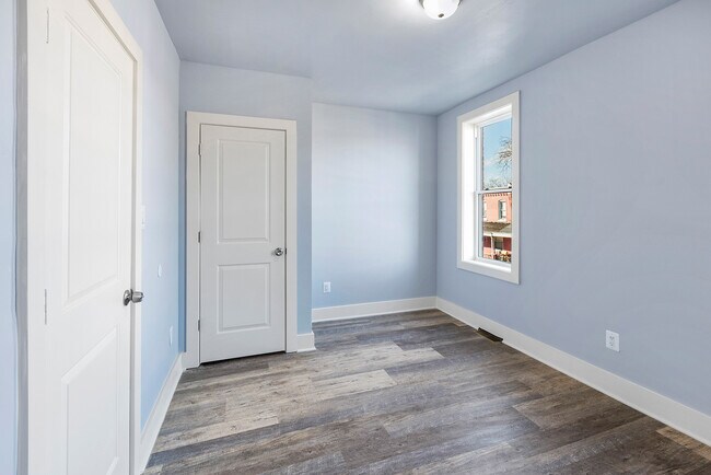 Building Photo - 5430 Delancey St