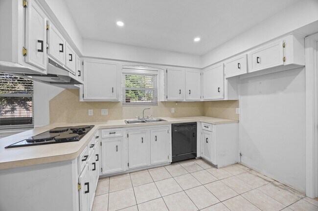 Building Photo - 25 Little John Ln