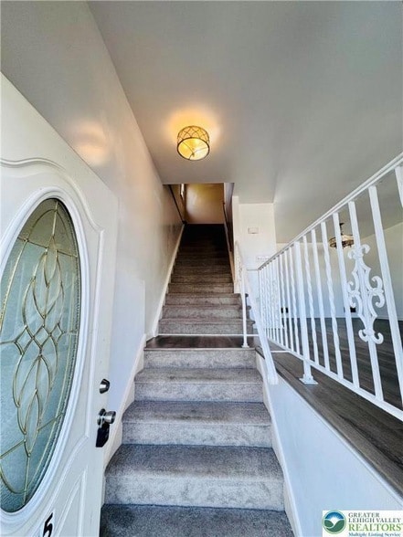 Building Photo - 235 Vista Dr