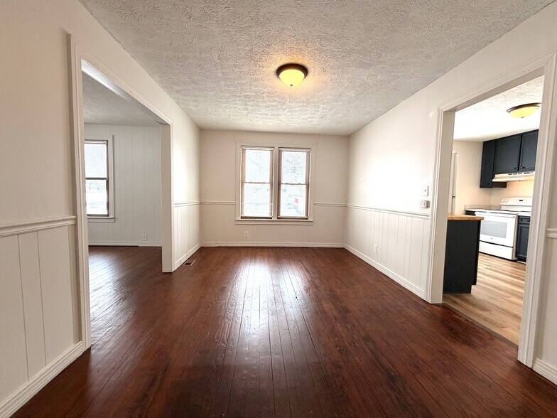 Building Photo - 988 N Maple St