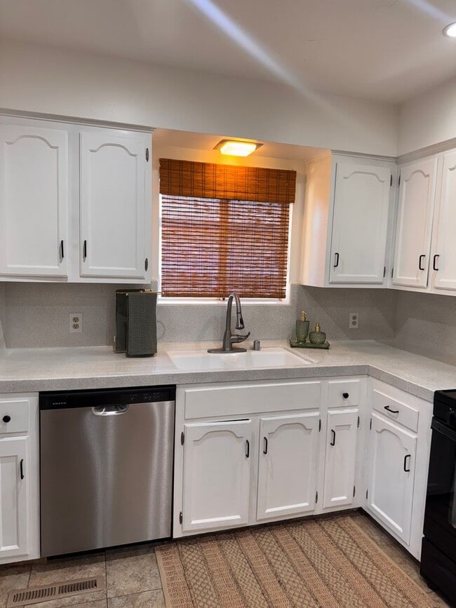 Building Photo - Spacious 3 Bedroom Fresno Home