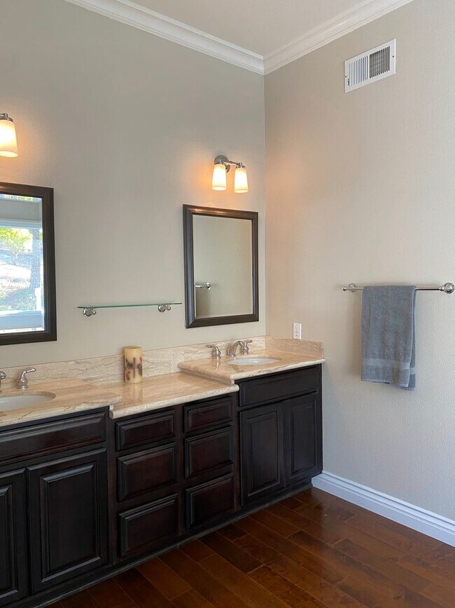 Building Photo - Private Courtyard Entry & Expansive Backyard Oasis