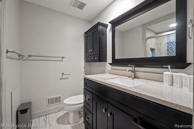Building Photo - 1125 Meadowglen Ct