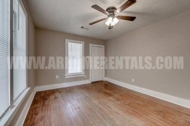 Building Photo - 611 Faulkner St