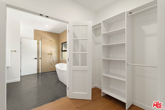 Building Photo - 8506 Oak Ct
