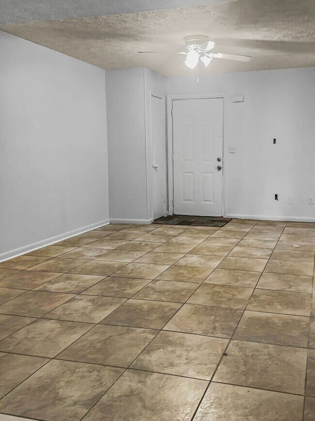 Building Photo - 115 Twin Lakes Dr