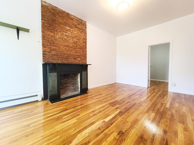 Primary Photo - 453 Marion St