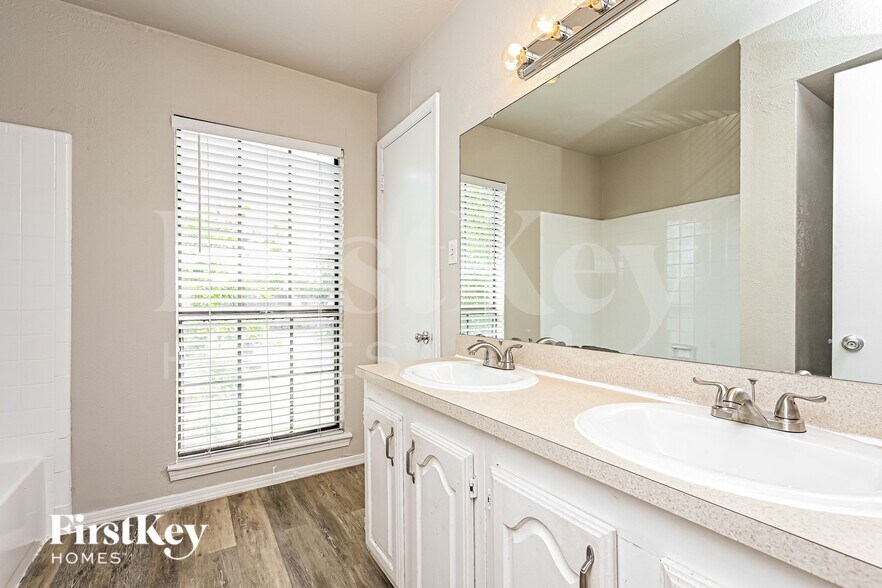 Building Photo - 2805 Galemeadow Dr