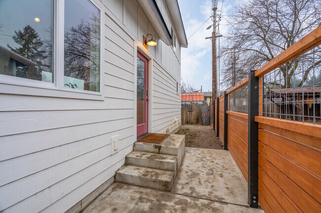 Building Photo - 1046 N 15th St