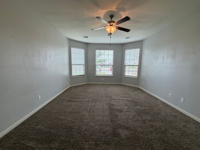 Building Photo - 4 bedrooms/2.5 bath over 2,000 square feet