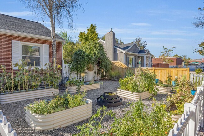 Building Photo - Stunning Single Family Home In Excellent L...