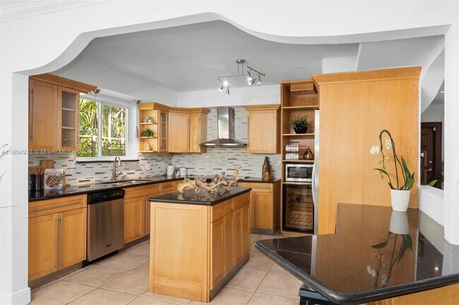 Building Photo - 6140 Pine Tree Dr