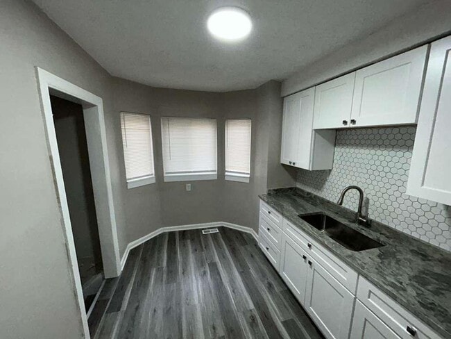 Building Photo - Freshly Renovated 3 Bedroom Bungalow