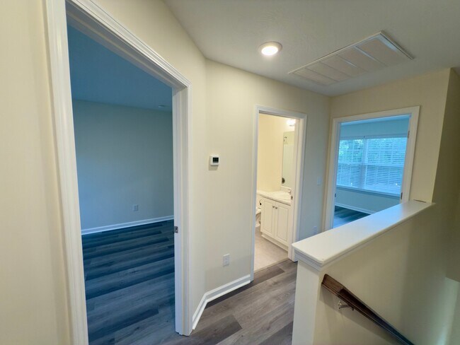 Building Photo - 613 Pershing Dr