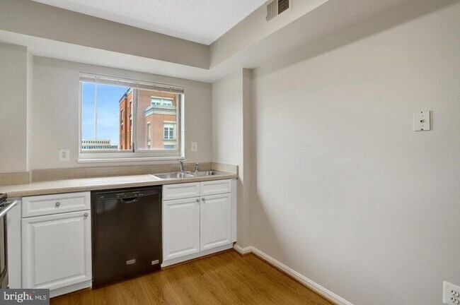 Building Photo - 2151 Jamieson Ave