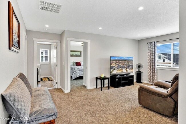 Building Photo - Coeur d'Alene Place – 3 Bed, 2.5 Bath Home...