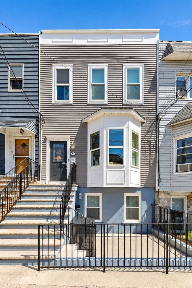 Building Photo - 80 Bowers St