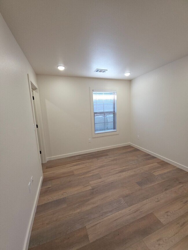 Building Photo - 703 W 12th St