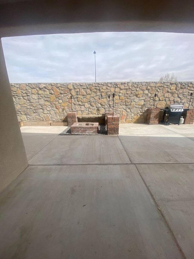 Building Photo - Beautiful Newer Home in Great Location