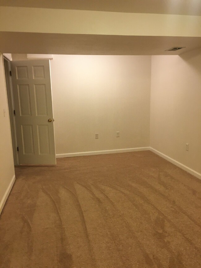 Building Photo - Spacious Townhouse For Rent