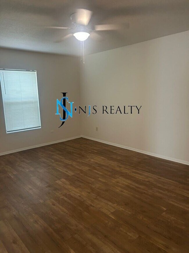 Building Photo - GORGEOUS 3/2 1200 sq ft home with FRESH PA...