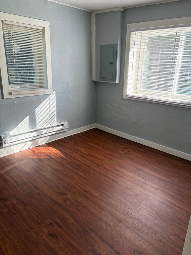 Building Photo - Quaint 1 Bedroom