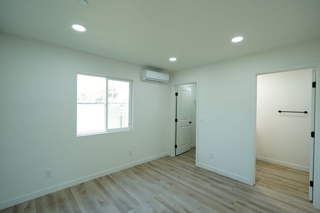 Building Photo - 4805 Charlotte Way