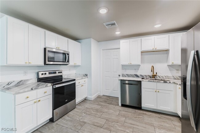 Building Photo - 2403-2405 Maple Ave