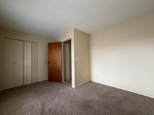 Building Photo - 6881-6887-6887 Emerald Ave