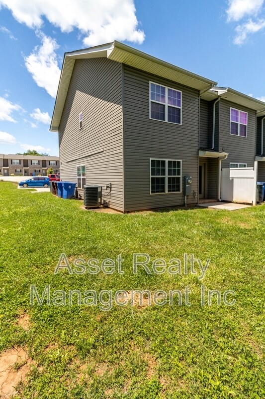 Building Photo - 920 Warrior Hill Dr