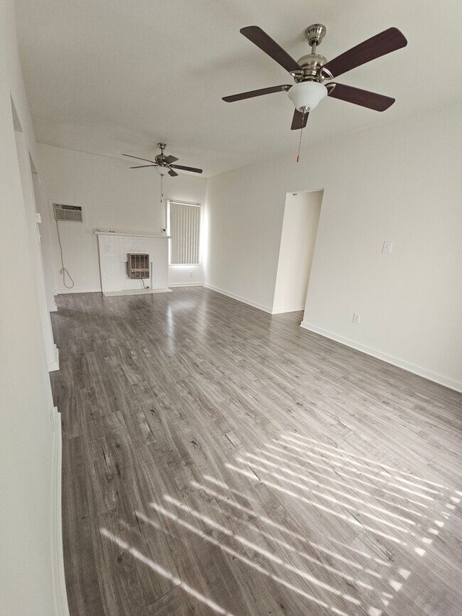 Building Photo - Remodeled 2 Bedroom Unit !