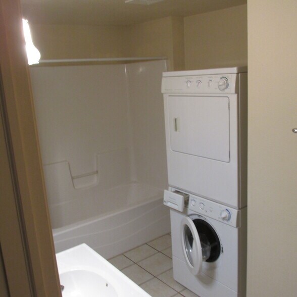Full bathroom with newer washer/dryer - 1014 Oxford Ave