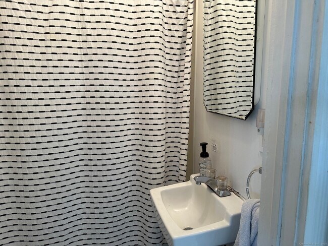 Building Photo - 22 Donahue Pl