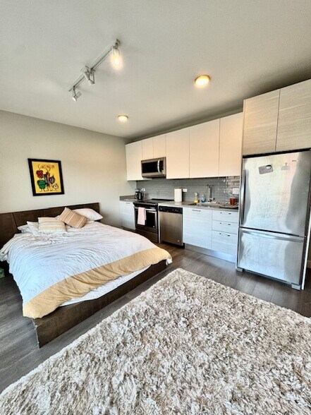 Building Photo - 2407 W Eastwood Ave