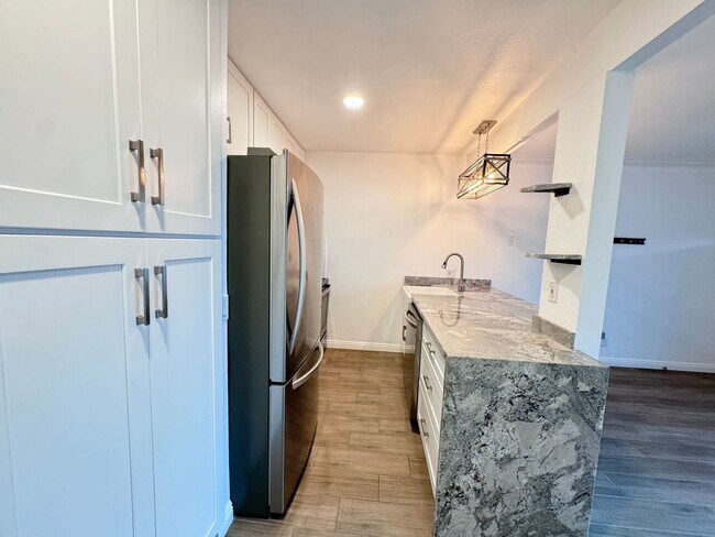 Building Photo - Beautifully Remodeled 1 BD, 1 Mile to beach