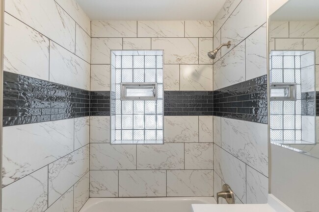 Building Photo - 6835 S Komensky Ave