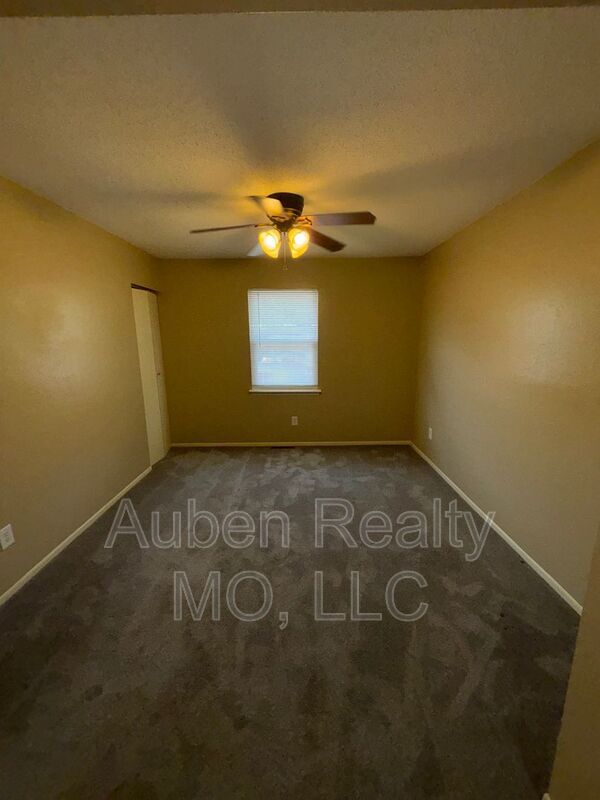 Building Photo - 409 NE Westwind Dr