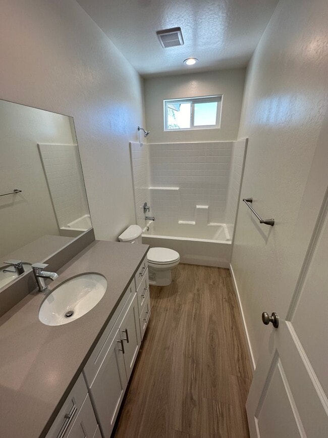 Building Photo - Spacious 5-Bedroom Townhome in Northwest B...
