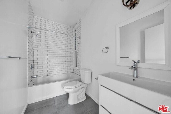 Building Photo - 3209 Descanso Dr