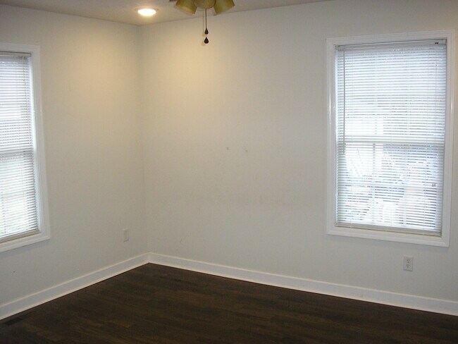 Building Photo - 1521 Normalview Dr