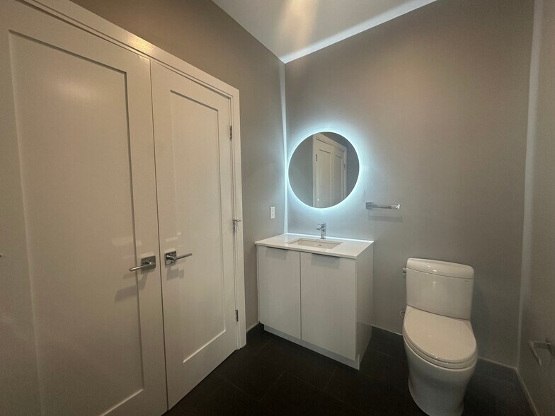 Building Photo - 656 Saratoga St