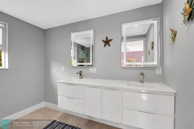 Building Photo - 2751 N Palm Aire Dr