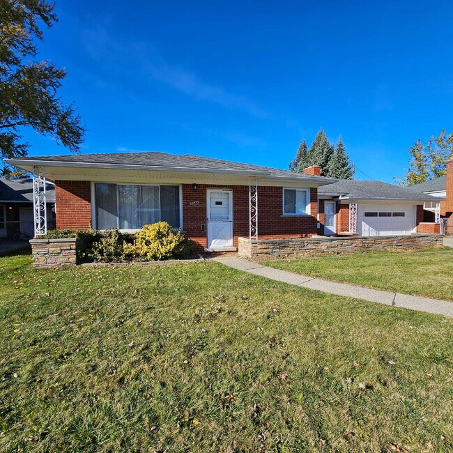 Building Photo - 3 Bedroom, 1.5 Bath Brick Ranch with Attac...