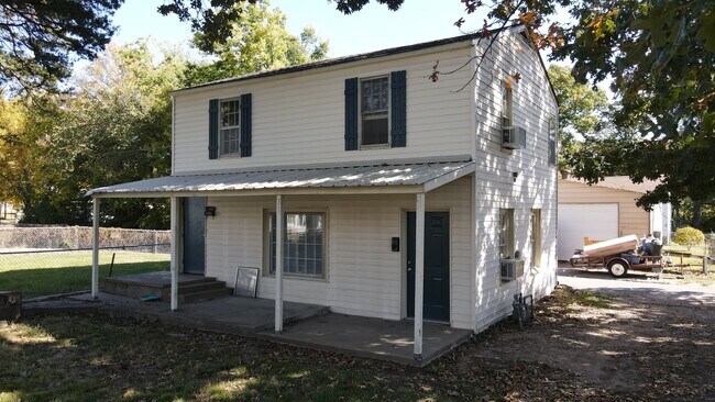 Primary Photo - 904 N Grand Ave