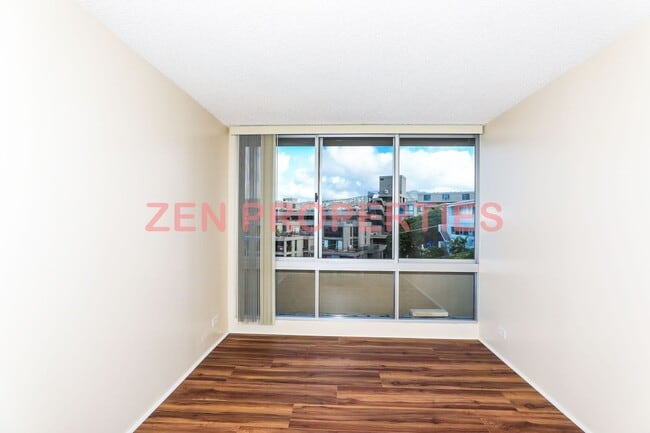 Building Photo - 2 bedroom, 1 bath unit with 1 parking stal...